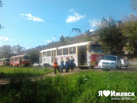 Иномарка блокировала движение трамваев на улице Гагарина в Ижевске
