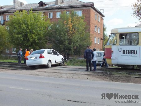 Иномарка блокировала движение трамваев на улице Гагарина в Ижевске