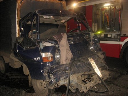 Водитель погиб, протаранив прицеп КамАЗа в Удмуртии