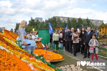 Пушку из цветов установили в Ижевске
