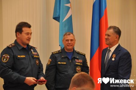 Президенту Удмуртии вручили медаль МЧС России