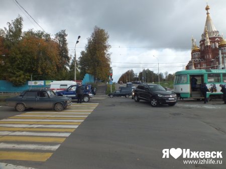 В Ижевске легковушка «подрезала» трамвай