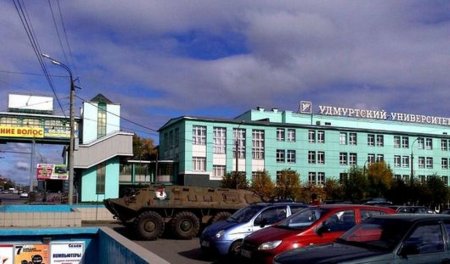 Танки в городе: в Ижевске у Ледового дворца  припарковался бронетранспортер