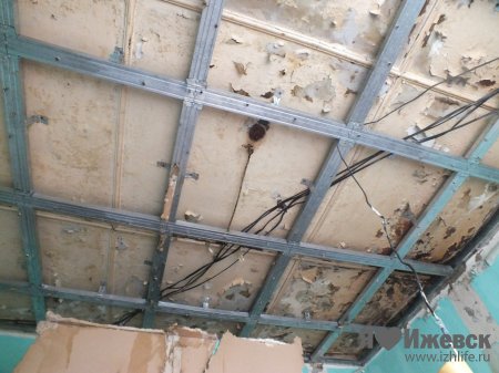 Потолок жилого дома в Ижевске обрушился из-за прорыва отопления