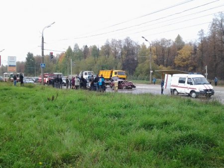 Микроавтобус и две легковушки столкнулись в Ижевске