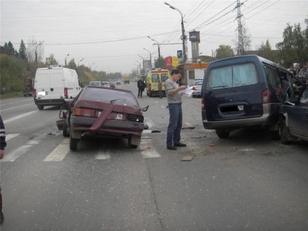 Микроавтобус и две легковушки столкнулись в Ижевске