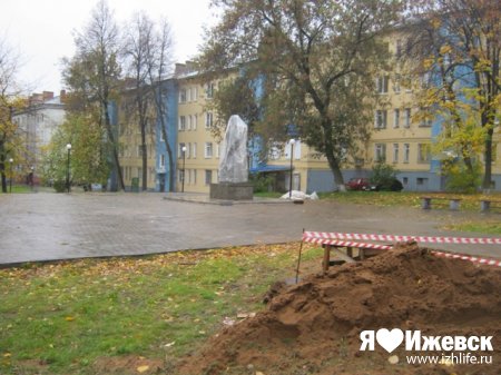Фотофакт: памятник, который официально откроют на следующей неделе, уже установили в Ижевске
