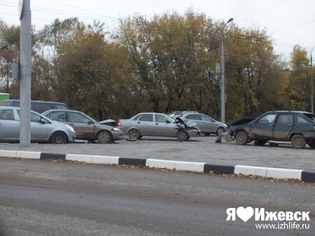 В Ижевске неадекватный водитель устроил «замес» из трех машин