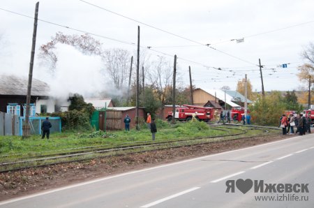 Пожарные спасают дом в частном секторе Ижевска