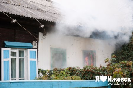 Пожарные спасают дом в частном секторе Ижевска