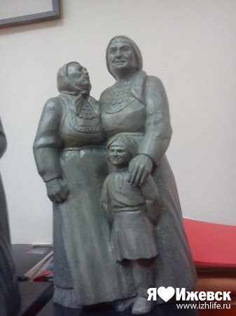 Макеты памятника бабушке, который установят в Ижевске, появились в Сети