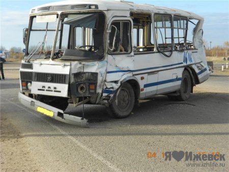 Автобус и ЗИЛ столкнулись в Удмуртии