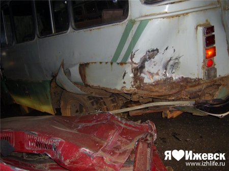 Пьяный водитель «семерки» протаранил автобус в Удмуртии