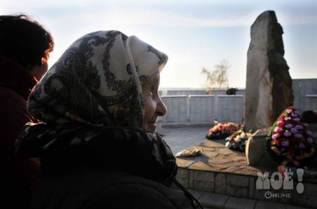 Бурановская бабушка впервые побывала на могиле отца
