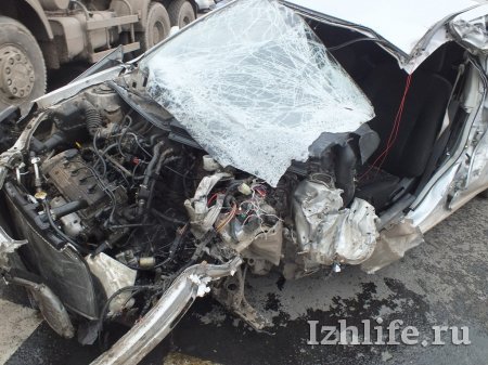 ДТП в Ижевске: от удара иномарки у грузовика оторвало ось