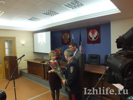 Орден Мужества вручили  вдове подполковника полиции Ижевска Абукара Ризаханова