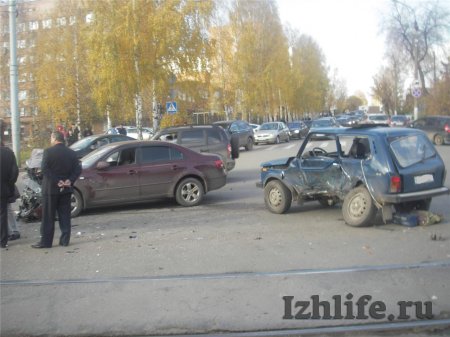 Жесткая авария в Ижевске: «Нива» столкнулась с двумя авто