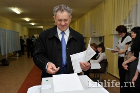 Фотофакт: Александр Волков проголосовал на выборах в Госсовет Удмуртии
