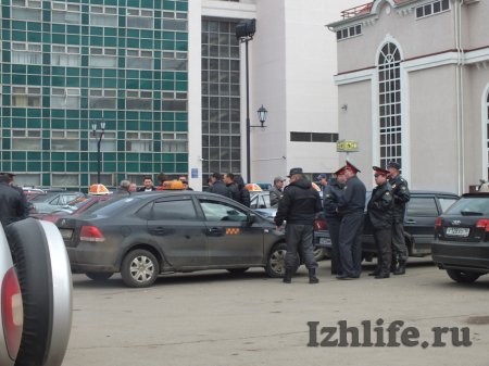 Таксисты устроили разборки около вокзала Ижевска