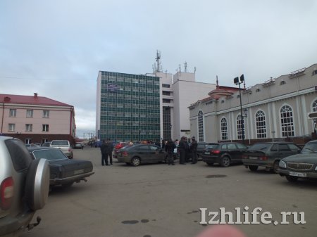 Таксисты устроили разборки около вокзала Ижевска