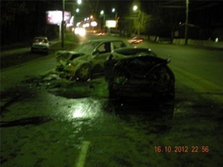 ДТП в Ижевске: из-за ямы на дороге столкнулись «логан» и «тойота»