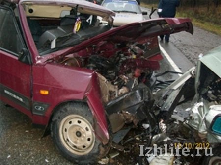 Жуткая авария в Удмуртии: столкнулись фура и две легковушки