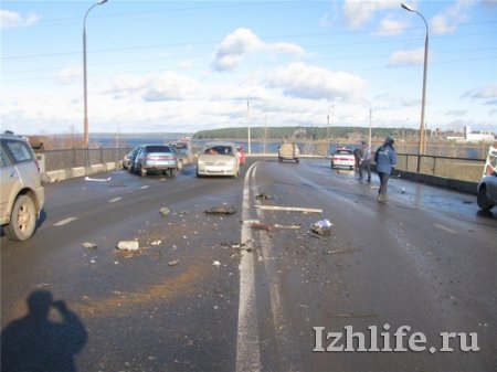 Восемь автомобилей столкнулись в Ижевске из-за гололеда