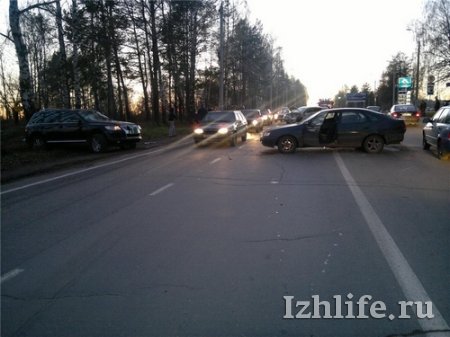 Три автомобиля столкнулись в Ижевске