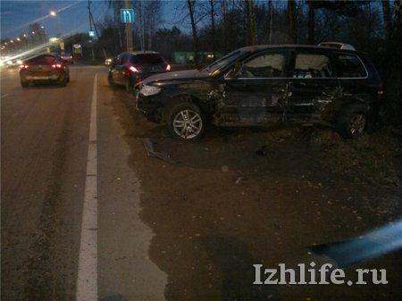 Три автомобиля столкнулись в Ижевске