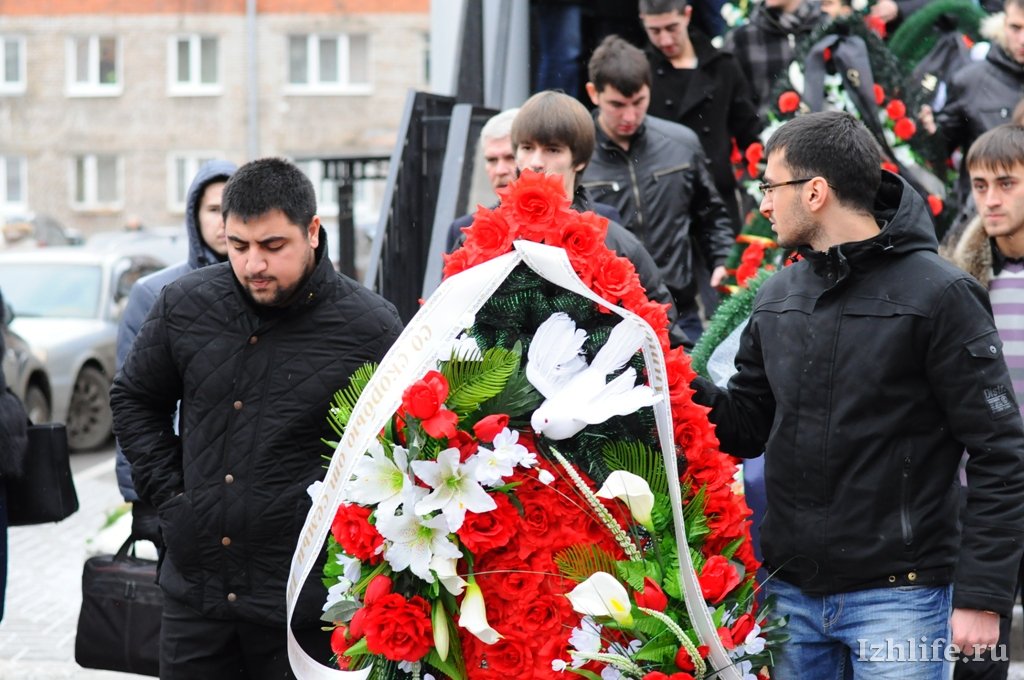 Новости удмуртии криминала. Похороны детей погибших в Ижевске. Похороны семьи Аметовых.