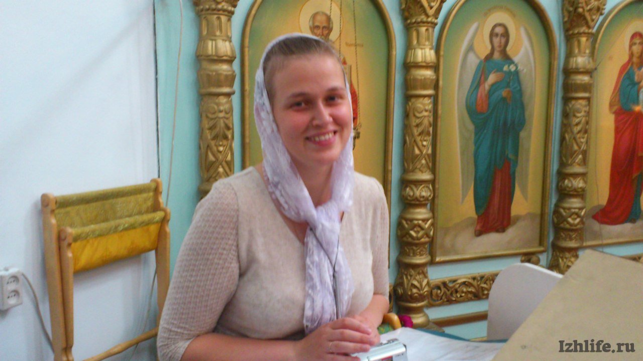Знакомства православный сайт бесплатный. Женщина в храме. Православная женщина. Девочка в храме.