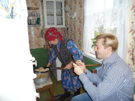 Фотофакт: Сергей Безруков снимает на телефон, как "Бурановская бабушка" Галина Конева готовит перепечи