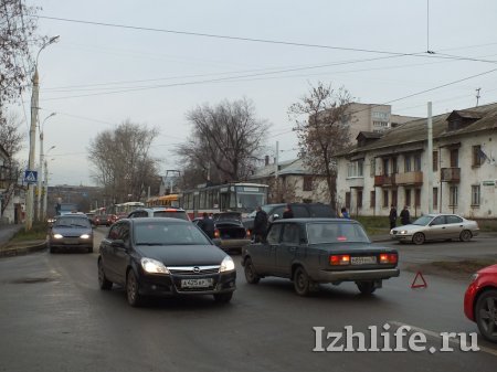 ДТП в Ижевске парализовало движение трамваев на улице Авангардной