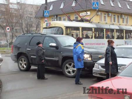 ДТП в Ижевске парализовало движение трамваев на улице Авангардной