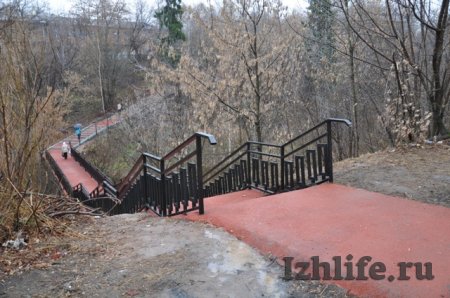 Фотофакт: в Ижевске обновили мост через Карлутку