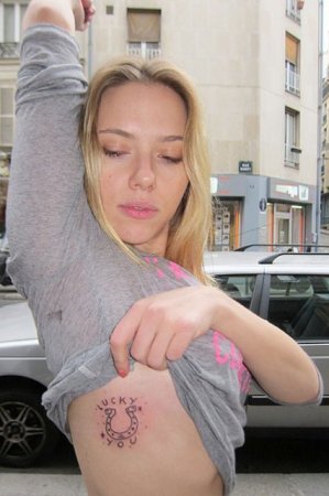 Актриса Скарлетт Йоханссон продемонстрировала тату под грудью