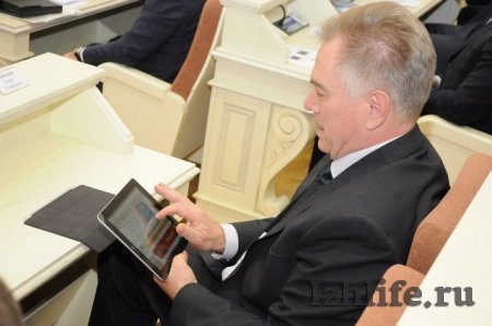 Юбилей продаж iPad в России: ижевские политики и их «айпады»