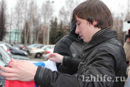 Фотофакт: большую «открытку» сделала для Калашникова молодежь Ижевска