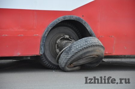 Фотофакт: на улице Горького в Ижевске у троллейбуса спустило колесо