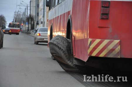 Фотофакт: на улице Горького в Ижевске у троллейбуса спустило колесо