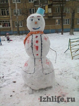 Фотофакт: первый снеговик ижевской зимы