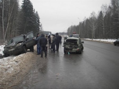 Авария в Ижевске: «Шевроле Нива» врезалась в «ВАЗ»
