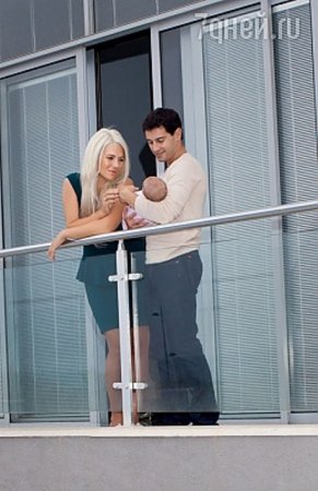 Антон и Вика Макарские впервые показали свою новорожденную дочку