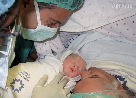Антон и Вика Макарские впервые показали свою новорожденную дочку