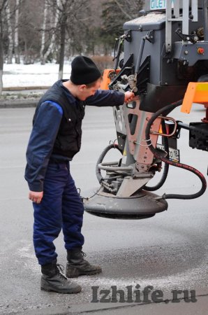 Фотофакт: машина для обсыпки дорог новым химреагентом вышла на улицы Ижевска