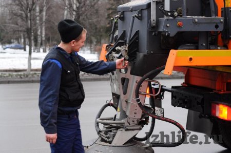 Фотофакт: машина для обсыпки дорог новым химреагентом вышла на улицы Ижевска