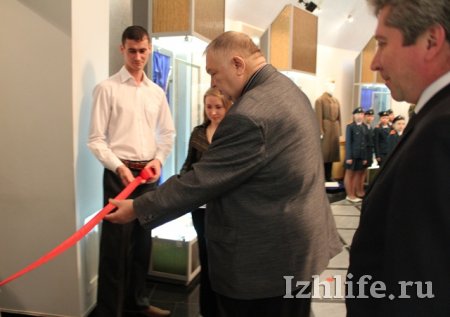 Экспонаты новой выставки привезли в Ижевск на бронемашине с вооруженной охраной