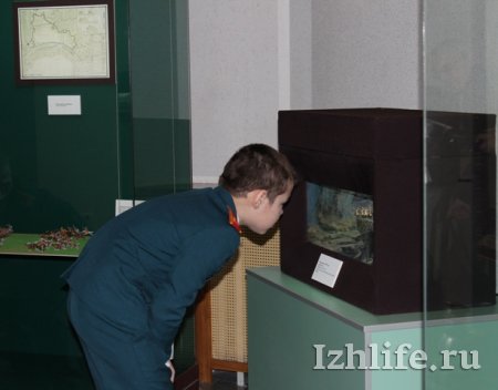 Экспонаты новой выставки привезли в Ижевск на бронемашине с вооруженной охраной