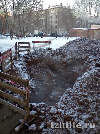 В Ижевске подвал дома затопило горячей водой