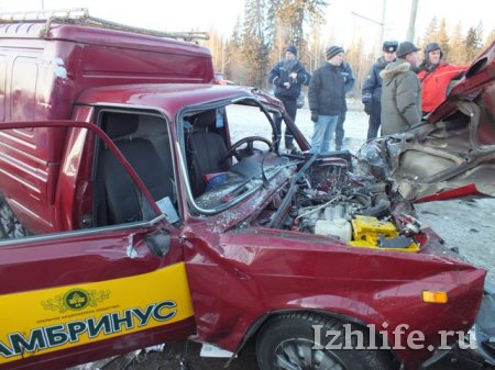 Три автомобиля столкнулись на улице 10 лет Октября в Ижевске